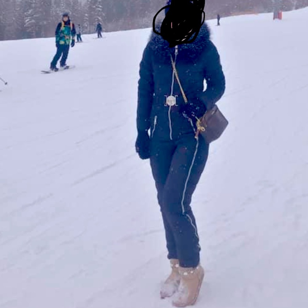 Snow suit one time used. I measured in cm not ft please check your fit in cm